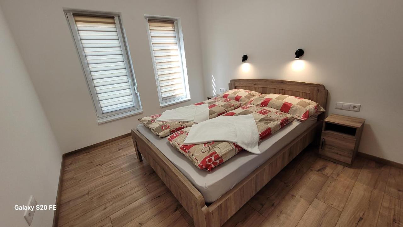 Zea Apartmanhaz Apartamento Balatonfenyves Exterior foto